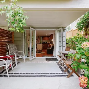 West Side 1br Dunbar Garden Apartment Vancouver